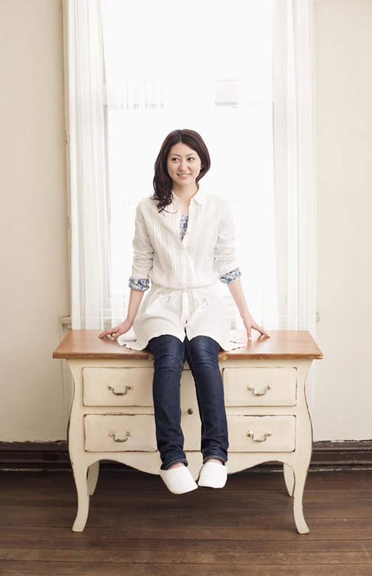 东方人,头发,一个人,坐,笑,摸,微笑,露齿笑,竖图,室内,白天,正面,地板,柜子,镜子,亚洲,仅一个年轻女性,仅一个女性,仅一个人,撑,抚摸,阴影,服装,光线,影子,墙,地面,注视,休闲装,黄种人,木地板,墙壁,墙面,衣服,白色,黑色,阳光,柜台,观察,看,靠,靠着,倚靠,休闲,休闲服,服饰,观看,镜像,察看,撑着,倚着,镜面,关注,化妆室,年轻女性,女人,女性,亚洲人,长发,触摸,接触,坐着,彩图,全身