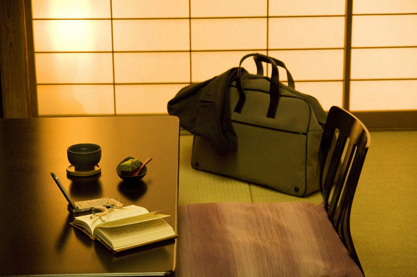 无人,客厅,横图,俯视,室内,白天,旅游,度假,餐桌,门,桌子,杯子,书籍,椅子,一本,一排,许多,阴影,整齐,光线,包,方格,壶,皮包,影子,木椅,墙,茶道,文化,娱乐,墙壁,墙面,水壶,排列,一个,阳光,茶壶,水杯,门框,打开,享受,休闲,放松,单个,餐台,单肩包,茶艺,环境,起居室,开启,队列,东亚文化,礼法,修行,茶杯,书,图书,彩图,高角度拍摄,茶文化