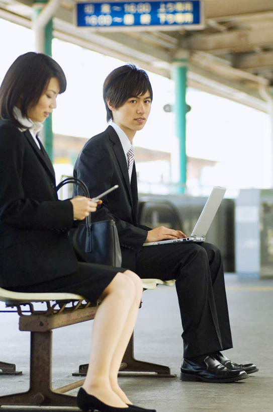 东方人,头发,两个人,商务人士,商务男性,商务女性,家,坐,笑,摸,打电话,微笑,露齿笑,竖图,室外,白天,侧面,衬衫,地铁,指示牌,电话,手机,椅子,亚洲,抚摸,敲打,握,阴影,套装,光线,包,标志,皮包,文字,影子,长椅,房屋,墙,屋子,地铁站,轨道交通,拿,拿着,注视,黄种人,输入,通讯设备,标识,楼房,墙壁,墙面,住宅,一个,蓝色,黑色,阳光,打字,观察,看,靠,靠着,倚靠,握着,单个,观看,点击,敲击,单肩包,察看,倚着,关注,商务装,工薪阶层,交流,按键,男人,男性,年轻男性,年轻女性,女人,女性,亚洲人,白领,上班族,触摸,沟通,接触,通话,坐着,彩图,全身,衬衣,房子,地铁机动车,地下铁,轻轨