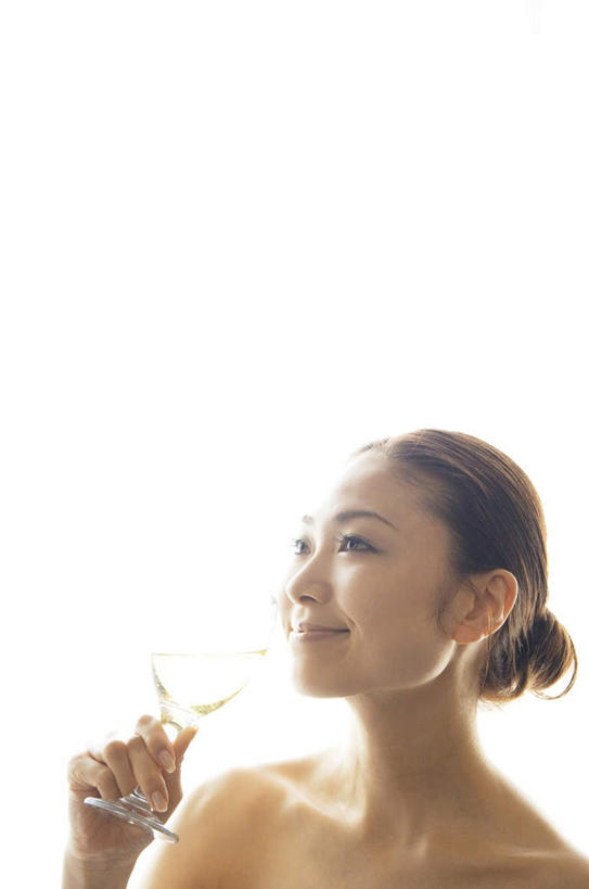 东方人,头发,一个人,站,笑,摸,微笑,露齿笑,竖图,室内,白天,正面,窗户,落地窗,杯子,亚洲,仅一个年轻女性,仅一个女性,仅一个人,抚摸,握,阴影,光线,高脚杯,影子,墙,红酒杯,拿,拿着,注视,黄种人,裸露,玻璃窗,墙壁,墙面,玻璃制品,一个,黑色,阳光,酒杯,观察,看,站着,握着,单个,观看,察看,关注,裸,年轻女性,女人,女性,亚洲人,玻璃杯,触摸,接触,抬头,仰头,站立,半身,彩图