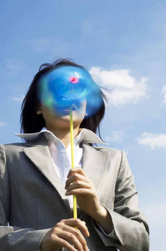 东方人,头发,一个人,商务人士,商务女性,站,捧,笑,微笑,露齿笑,竖图,室外,白天,仰视,衬衫,旅游,度假,快乐,自由,幸福,风车,玩具,亚洲,仅一个年轻女性,仅一个女性,仅一个人,握,阴影,套装,光线,影子,云,云朵,褐色,拿,云彩,拿着,注视,黄种人,娱乐,蓝色,白云,蓝天,天空,阳光,天,观察,看,站着,享受,休闲,喜庆,放松,活力,握着,观看,希望,吉祥,察看,象征,关注,商务装,和平,梦想,工薪阶层,忠诚,进取,灵动,勇敢,勤奋,团结,幸运,年轻女性,女人,女性,亚洲人,白领,上班族,端,端着,捧着,手捧,站立,半身,彩图,低角度拍摄,衬衣