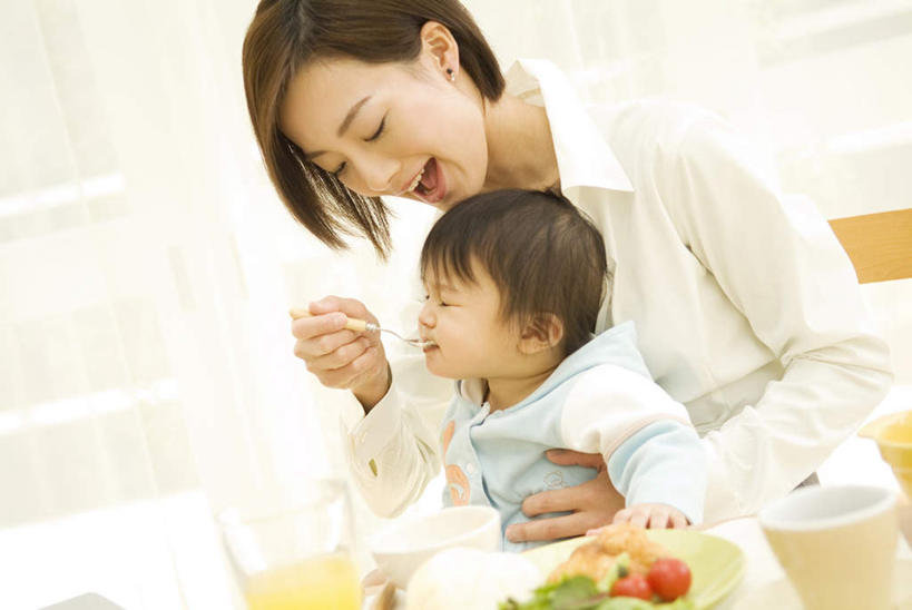 东方人,儿童,头发,两个人,家庭,母亲,女儿,客厅,坐,闭眼,抱,笑,吃,微笑,露齿笑,横图,室内,白天,正面,幸福,纯洁,茶,沙发,蔬菜,西红柿,杯子,亚洲,阴影,服装,新鲜,光线,影子,勺子,墙,生菜,莴苣,食品,一杯,注视,休闲装,黄种人,娱乐,墙壁,墙面,食物,饮料,小孩,衣服,黄色,白色,阳光,水杯,调羹,汤匙,观察,看,享受,休闲,温暖,温馨,母女,一家人,休闲服,放松,可爱,乐趣,母爱,童年,童趣,喂,服饰,有机食品,绿色食品,抱着,观看,柠檬茶,和睦,察看,起居室,舒适,搂着,关注,布艺沙发,童真,烂漫,无邪,春菜,鹅仔菜,莴仔菜,千金菜,叶用莴苣,天真,年轻女性,女孩,女人,女性,亚洲人,孩子,年轻人,茶杯,樱桃番茄,圣女果,番茄,闭眼睛,闭着眼,闭着眼睛,怀抱,嚼,搂,搂抱,食,相抱,拥抱,坐着,半身,彩图,融洽,女生