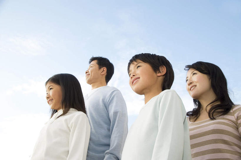 东方人,儿童,头发,四个人,家庭,夫妻,母亲,父亲,女儿,儿子,站,笑,微笑,露齿笑,横图,室外,白天,仰视,爱情,旅游,度假,亚洲,一排,阴影,条纹,服装,整齐,光线,影子,云,云朵,浪漫,云彩,注视,休闲装,黄种人,娱乐,排列,小孩,衣服,蓝色,白色,黑色,白云,蓝天,天空,阳光,天,观察,看,站着,享受,休闲,温暖,温馨,父女,母子,一家人,休闲服,恩爱,放松,父爱,母爱,恋人,服饰,观看,和睦,察看,队列,关注,男孩,男人,男性,年轻男性,年轻女性,女孩,女人,女性,亚洲人,孩子,夫妇,情侣,抬头,仰头,站立,半身,彩图,低角度拍摄,伴侣,融洽,男生,女生