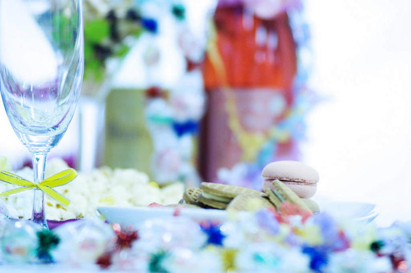 点心,无人,横图,彩色,室内,白天,正面,聚会,下午茶,桌面,杯子,一堆,许多,阴影,堆叠,堆积,朦胧,模糊,装饰,光线,高脚杯,影子,食品,缎带,红酒杯,玻璃制品,酒瓶,食物,糕点,白色,阳光,玻璃瓶,彩带,酒杯,瓶子,爆米花,堆,华丽,修饰,点缀,衬托,美观,雅致,雅观,玻璃杯,彩图,蛋糕