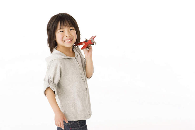 东方人,儿童,头发,一个人,站,笑,摸,微笑,露齿笑,横图,室内,白天,白色背景,侧面,游戏,纯洁,玩具,亚洲,仅一个男性,仅一个人,抚摸,握,服装,拿,玩,拿着,注视,休闲装,黄种人,娱乐,一个,小孩,衣服,红色,黑色,灰色,观察,看,站着,转头,仅一个小孩,休闲,休闲服,可爱,童年,童趣,益智,握着,摄影,服饰,影棚,单个,观看,活动,察看,发泄,关注,消遣,智力,航模,童真,烂漫,无邪,宣泄,天真,男孩,男人,男性,亚洲人,孩子,长发,触摸,接触,玩耍,嬉戏,站立,半身,彩图,影棚拍摄,拍摄,男生