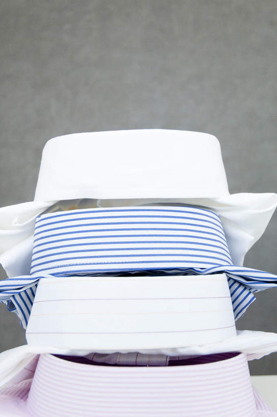 无人,竖图,俯视,室内,特写,白天,衬衫,西装,一排,悬挂,阴影,条纹,套装,正装,整齐,反射,光线,瓷砖,地砖,影子,领带,地面,职业装,排列,蓝色,白色,阳光,队列,彩图,高角度拍摄,衬衣