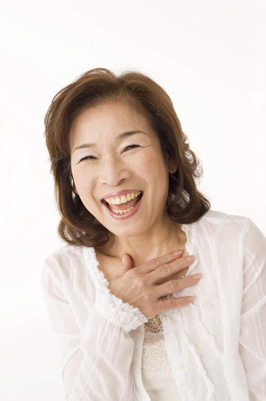 东方人,脸,头,脸颊,头发,一个人,站,笑,摸,微笑,露齿笑,竖图,室内,白天,白色背景,正面,亚洲,仅一个女性,仅一个人,抚摸,服装,注视,休闲装,黄种人,衣服,黄色,白色,观察,看,站着,张嘴,休闲,休闲服,摄影,服饰,仅一个老年女性,影棚,观看,察看,关注,张大嘴巴,老年女性,女人,女性,亚洲人,头部,长发,脸部,脸蛋,面部,张开嘴,触摸,接触,站立,半身,彩图,影棚拍摄,欢乐,开心,拍摄