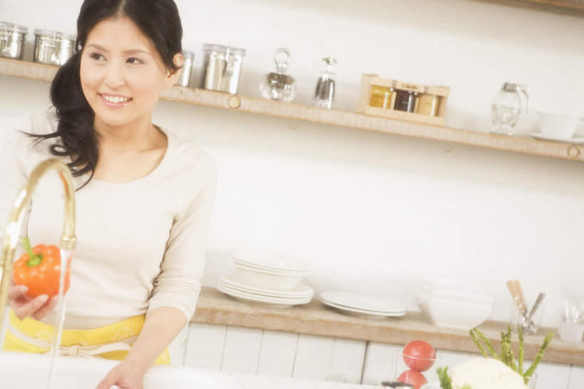 东方人,头发,一个人,客厅,站,捧,笑,摸,微笑,露齿笑,横图,室内,白天,正面,柜子,辣椒,蔬菜,杯子,餐具,厨具,亚洲,仅一个年轻女性,仅一个女性,仅一个人,一排,许多,抚摸,握,服装,新鲜,整齐,碟子,工具,篮子,盘,墙,食品,拿,拿着,注视,休闲装,黄种人,干净,墙壁,墙面,食物,排列,一个,衣服,白色,黑色,盘子,水杯,橱柜,碟,碗,观察,看,站着,休闲,休闲服,握着,服饰,有机食品,绿色食品,单个,观看,察看,卫生,起居室,队列,关注,彩椒,辣角,红海椒,大椒,辣虎,广椒,年轻女性,女人,女性,亚洲人,长发,茶杯,洗涤用具,甜椒,柿子椒,辣子,海椒,番椒,灯笼椒,触摸,端,端着,接触,捧着,手捧,洗涤,站立,半身,彩图