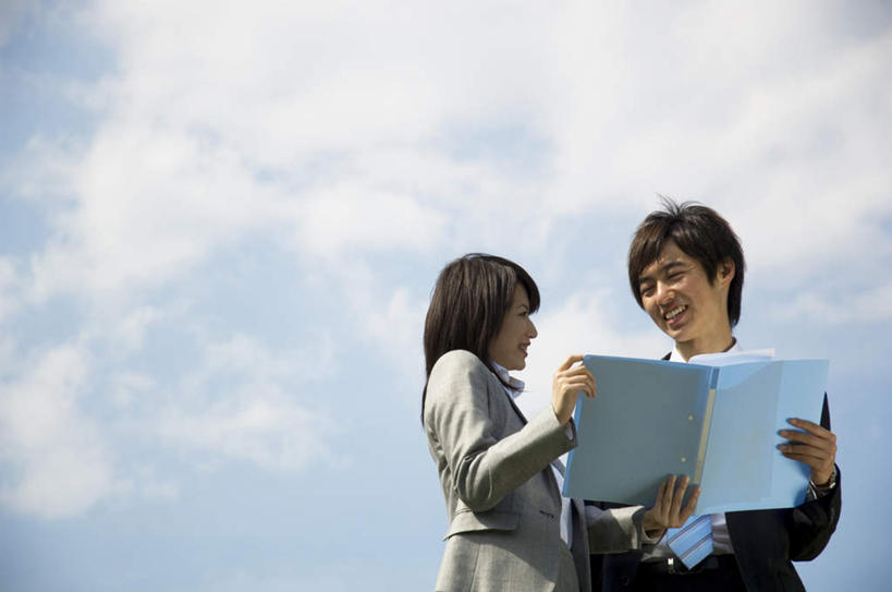 东方人,头发,两个人,商务人士,商务男性,商务女性,站,捧,笑,摸,微笑,露齿笑,横图,室外,白天,仰视,衬衫,旅游,度假,亚洲,抚摸,握,阴影,套装,光线,材料,档案,文件,影子,云,云朵,领带,拿,云彩,拿着,注视,黄种人,娱乐,蓝色,黑色,白云,蓝天,天空,阳光,资料,天,观察,看,站着,享受,休闲,放松,握着,观看,察看,关注,文档,商务装,工薪阶层,男人,男性,年轻男性,年轻女性,女人,女性,亚洲人,长发,白领,上班族,触摸,端,端着,接触,捧着,手捧,站立,半身,彩图,低角度拍摄,衬衣