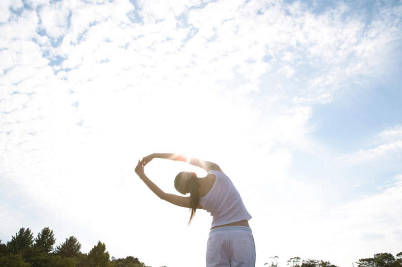 东方人,头发,一个人,站,举,伸展双臂,笑,微笑,露齿笑,横图,室外,白天,旅游,度假,草地,草坪,植物,亚洲,仅一个年轻女性,仅一个女性,仅一个人,伸展,弯腰,阴影,服装,光线,影子,云,云朵,云彩,注视,休闲装,黄种人,娱乐,伸懒腰,草,树,树木,背面,衣服,粉色,蓝色,绿色,黑色,白云,蓝天,天空,阳光,自然,天,观察,看,托,站着,享受,休闲,休闲服,放松,服饰,生长,成长,观看,察看,关注,惬意,弯身,懒腰,年轻女性,女人,女性,亚洲人,长发,敞开双臂,举起,举手,举着,伸开双臂,向上举,向上伸,向上托,展开双肩,站立,张开手臂,张开双臂,半身,彩图,慵懒