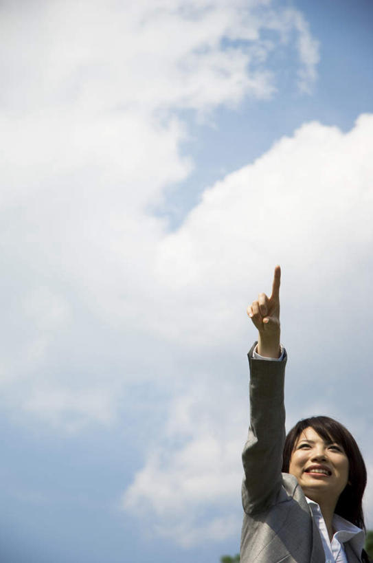 东方人,一个人,商务人士,商务女性,站,举,笑,微笑,露齿笑,竖图,室外,白天,正面,衬衫,旅游,度假,亚洲,仅一个年轻女性,仅一个女性,仅一个人,一堆,指,阴影,堆叠,堆积,套装,光线,影子,云,云朵,领带,云彩,注视,黄种人,方向,娱乐,蓝色,白云,蓝天,天空,阳光,天,观察,看,手势,托,站着,享受,休闲,放松,观看,堆,察看,指向,食指,关注,商务装,工薪阶层,年轻女性,女人,女性,亚洲人,白领,上班族,举起,举手,举着,向上举,向上伸,向上托,站立,半身,彩图,衬衣