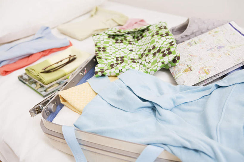 无人,横图,俯视,室内,特写,白天,植物,桌子,一堆,许多,阴影,堆叠,堆积,服装,光线,笔,材料,档案,拉杆箱,旅行箱,盆栽,文件,影子,办公桌,办公用品,盆景,休闲装,文具,衣服,绿色,阳光,自然,行李箱,学习用品,箱子,资料,休闲,休闲服,服饰,生长,成长,堆,出差,文具用品,一支,文档,彩图,高角度拍摄,旅行