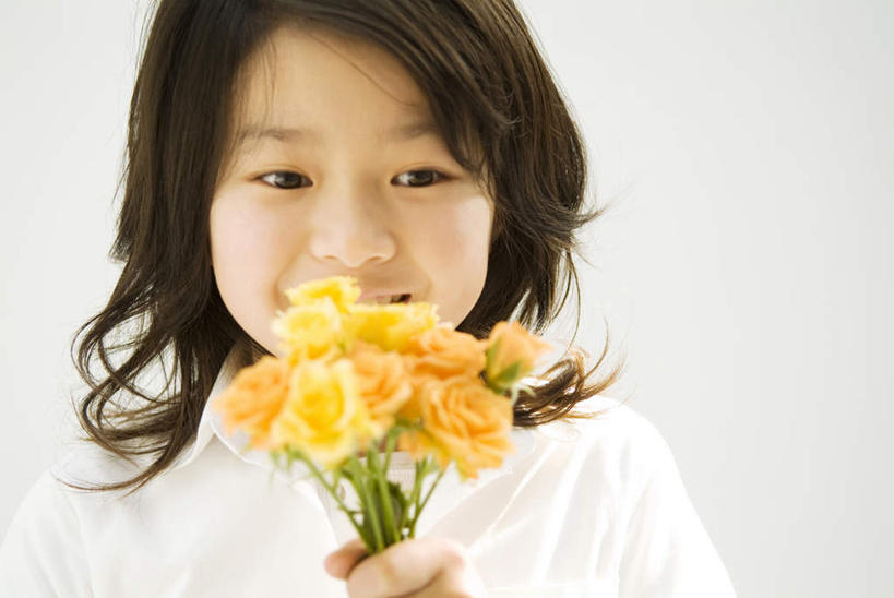 东方人,儿童,头发,一个人,站,捧,笑,摸,微笑,露齿笑,横图,室内,白天,白色背景,正面,爱情,幸福,纯洁,热情,玫瑰,亚洲,仅一个女性,仅一个人,抚摸,握,服装,盛开,玫瑰花,浪漫,拿,花蕾,拿着,注视,休闲装,黄种人,花,花瓣,花朵,鲜花,小孩,衣服,黄色,白色,黑色,花苞,花蕊,观察,看,站着,仅一个小孩,休闲,温暖,温馨,休闲服,恩爱,可爱,童年,童趣,握着,摄影,服饰,影棚,观看,和睦,察看,关注,感动,童真,烂漫,无邪,尊敬,天真,刺玫花,徘徊花,女孩,女人,女性,亚洲人,孩子,长发,触摸,端,端着,接触,捧着,手捧,站立,半身,彩图,影棚拍摄,拍摄,融洽,女生