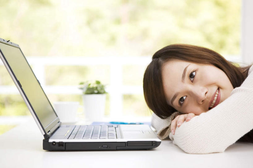 东方人,头发,一个人,客厅,坐,笑,摸,微笑,露齿笑,横图,室内,白天,侧面,电脑,笔记本电脑,植物,窗户,落地窗,桌子,亚洲,仅一个年轻女性,仅一个女性,仅一个人,撑,抚摸,阴影,服装,光线,网络,影子,办公桌,扭头,注视,休闲装,黄种人,通讯设备,玻璃窗,树,树木,衣服,绿色,白色,黑色,阳光,自然,观察,看,转头,休闲,休闲服,服饰,生长,成长,观看,察看,无线,起居室,撑着,关注,通信设备,无线网络,无线上网,便携式电脑,手提电脑,年轻女性,女人,女性,亚洲人,触摸,接触,坐着,半身,彩图