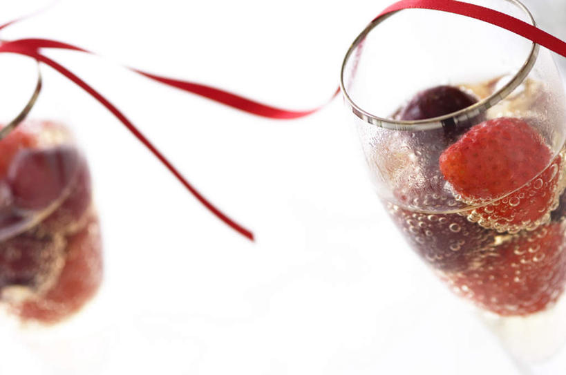 红酒,葡萄酒,无人,横图,俯视,室内,特写,白天,桌面,草莓,浆果,杯子,水果,一堆,阴影,堆叠,堆积,朦胧,模糊,新鲜,光线,高脚杯,影子,生食,食品,果实,红酒杯,白葡萄酒,酒类,两杯,玻璃制品,酒,食物,饮料,两个,红色,阳光,酒杯,有机食品,绿色食品,堆,玻璃杯,洋莓,水果皇后,红莓,地莓,彩图,高角度拍摄