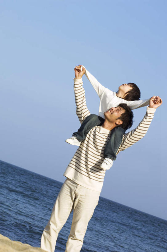 东方人,儿童,头发,两个人,家庭,父亲,儿子,站,举,伸展双臂,笑,微笑,露齿笑,竖图,室外,白天,正面,旅游,度假,纯洁,海浪,海洋,沙滩,亚洲,阴影,波纹,服装,光线,沙子,影子,海岸,浪花,云,云朵,沙地,云彩,注视,休闲装,黄种人,娱乐,小孩,衣服,蓝色,白色,黑色,白云,蓝天,水纹,天空,阳光,海水,波浪,天,观察,看,托,站着,享受,休闲,温暖,温馨,父子,一家人,休闲服,放松,父爱,可爱,童年,童趣,服饰,观看,和睦,察看,关注,海景,童真,烂漫,无邪,天真,男孩,男人,男性,年轻男性,亚洲人,孩子,年轻人,长发,大海,风浪,海,海水的波动,海滩,近岸浪,涌浪,敞开双臂,举起,举手,举着,伸开双臂,向上举,向上伸,向上托,展开双肩,站立,张开手臂,张开双臂,半身,彩图,融洽,男生