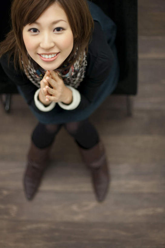 东方人,头发,一个人,坐,举,笑,摸,微笑,露齿笑,竖图,俯视,室内,白天,旅游,度假,地板,沙发,亚洲,仅一个年轻女性,仅一个女性,仅一个人,撑,抚摸,阴影,光线,影子,地面,托腮,注视,黄种人,娱乐,木地板,黑色,阳光,观察,看,靠,靠着,托,倚靠,享受,休闲,放松,观看,察看,倚着,关注,托下巴,布艺沙发,年轻女性,女人,女性,亚洲人,长发,触摸,接触,举起,举手,举着,抬头,向上举,向上伸,向上托,仰头,坐着,彩图,高角度拍摄,全身