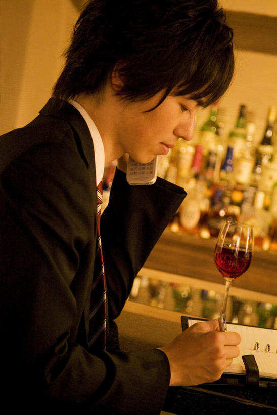 红酒,葡萄酒,东方人,头发,一个人,商务人士,商务男性,餐厅,坐,笑,摸,打电话,微笑,露齿笑,竖图,室内,白天,侧面,衬衫,柜子,桌子,杯子,电话,手机,亚洲,仅一个男性,仅一个人,一排,许多,抚摸,握,套装,整齐,笔,材料,档案,高脚杯,文件,办公桌,墙,办公用品,红酒杯,酒类,一杯,拿,拿着,注视,黄种人,通讯设备,墙壁,墙面,玻璃制品,酒,酒瓶,文具,饮料,排列,仅一个年轻男性,黑色,玻璃瓶,酒杯,瓶子,学习用品,资料,橱柜,观察,看,靠,靠着,倚靠,红葡萄酒,握着,观看,文具用品,察看,倚着,队列,关注,文档,商务装,工薪阶层,交流,男人,男性,年轻男性,亚洲人,白领,上班族,玻璃杯,触摸,沟通,接触,通话,坐着,半身,彩图,衬衣,餐馆,饭店,饭馆