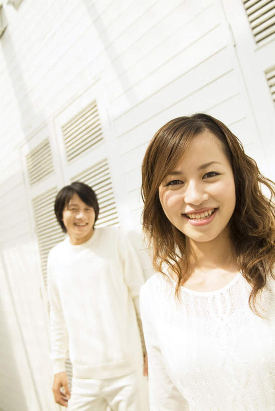 东方人,头发,两个人,家庭,夫妻,站,笑,微笑,露齿笑,竖图,室外,白天,正面,爱情,旅游,度假,窗户,落地窗,亚洲,阴影,服装,光线,影子,墙,浪漫,注视,休闲装,黄种人,娱乐,玻璃窗,墙壁,墙面,衣服,白色,黑色,阳光,观察,看,站着,享受,休闲,温暖,温馨,一家人,休闲服,恩爱,放松,恋人,服饰,观看,和睦,察看,关注,男人,男性,年轻男性,年轻女性,女人,女性,亚洲人,长发,夫妇,情侣,站立,半身,彩图,伴侣,融洽