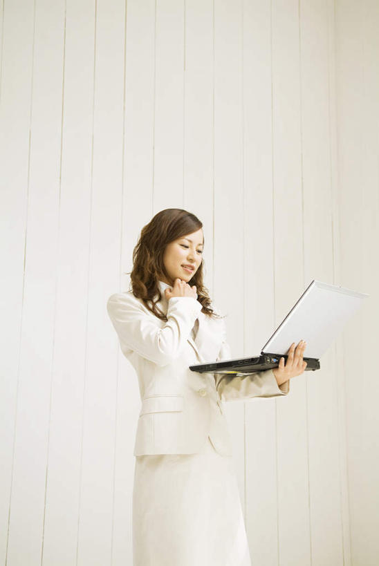 东方人,头发,一个人,商务人士,商务女性,站,捧,笑,微笑,露齿笑,竖图,室内,白天,侧面,衬衫,电脑,笔记本电脑,亚洲,仅一个年轻女性,仅一个女性,仅一个人,敲打,握,套装,网络,墙,拿,拿着,注视,黄种人,输入,通讯设备,墙壁,墙面,白色,黑色,打字,低头,观察,看,站着,握着,观看,点击,敲击,察看,无线,关注,通信设备,商务装,无线网络,无线上网,便携式电脑,工薪阶层,按键,手提电脑,年轻女性,女人,女性,亚洲人,长发,白领,上班族,端,端着,捧着,手捧,站立,半身,彩图,衬衣