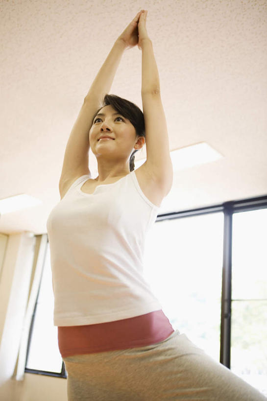 东方人,头发,一个人,站,举,笑,摸,微笑,露齿笑,竖图,室内,白天,正面,锻炼,瑜伽,运动,窗户,落地窗,亚洲,仅一个年轻女性,仅一个女性,仅一个人,抚摸,伸展,阴影,服装,光线,影子,墙,抬腿,注视,休闲装,黄种人,玻璃窗,墙壁,墙面,衣服,白色,黑色,阳光,观察,看,托,站着,休闲,休闲服,抬手,养生,服饰,观看,察看,关注,体育,年轻女性,女人,女性,亚洲人,长发,触摸,接触,举起,举手,举着,向上举,向上伸,向上托,站立,半身,彩图,健身
