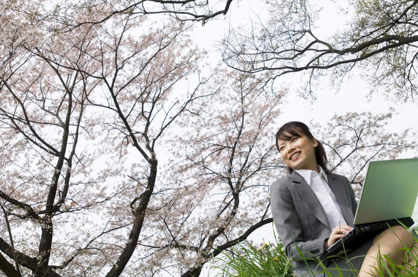 东方人,头发,一个人,商务人士,商务女性,坐,捧,笑,微笑,露齿笑,横图,室外,白天,仰视,电脑,笔记本电脑,草地,草坪,植物,樱花,亚洲,仅一个年轻女性,仅一个女性,仅一个人,敲打,握,阴影,套装,盛开,光线,网络,影子,云,云朵,拿,花蕾,云彩,拿着,扭头,注视,黄种人,输入,通讯设备,草,花,花瓣,花朵,鲜花,树,树木,粉色,蓝色,绿色,黑色,白云,蓝天,天空,阳光,自然,天,花苞,花蕊,打字,观察,看,转头,握着,生长,成长,观看,点击,一台,敲击,察看,无线,关注,通信设备,商务装,无线网络,无线上网,便携式电脑,工薪阶层,仙樱花,福岛樱,青肤樱,按键,手提电脑,年轻女性,女人,女性,亚洲人,白领,上班族,荆桃,端,端着,捧着,手捧,坐着,半身,彩图,低角度拍摄