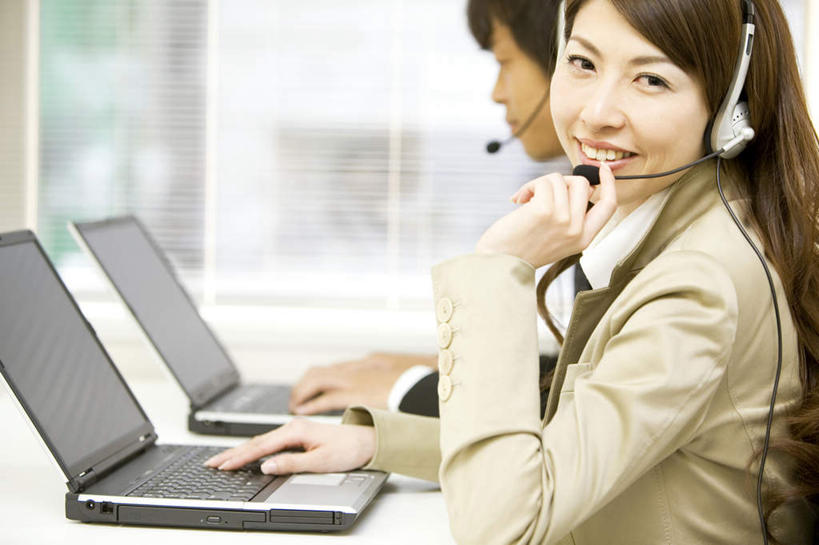 东方人,头发,两个人,伙伴,朋友,商务人士,商务男性,商务女性,坐,笑,摸,微笑,露齿笑,横图,室内,白天,侧面,衬衫,友谊,电脑,笔记本电脑,窗户,落地窗,桌子,亚洲,抚摸,套装,网络,办公桌,墙,话务员,扭头,注视,黄种人,通讯设备,玻璃窗,墙壁,墙面,黄色,耳机,耳麦,话筒,观察,看,靠,靠着,倚靠,转头,观看,察看,无线,麦克风,倚着,关注,通信设备,商务装,无线网络,无线上网,便携式电脑,工薪阶层,客服人员,电话销售,友情,手提电脑,男人,男性,年轻男性,年轻女性,女人,女性,亚洲人,白领,接线员,上班族,触摸,接触,坐着,半身,彩图,衬衣