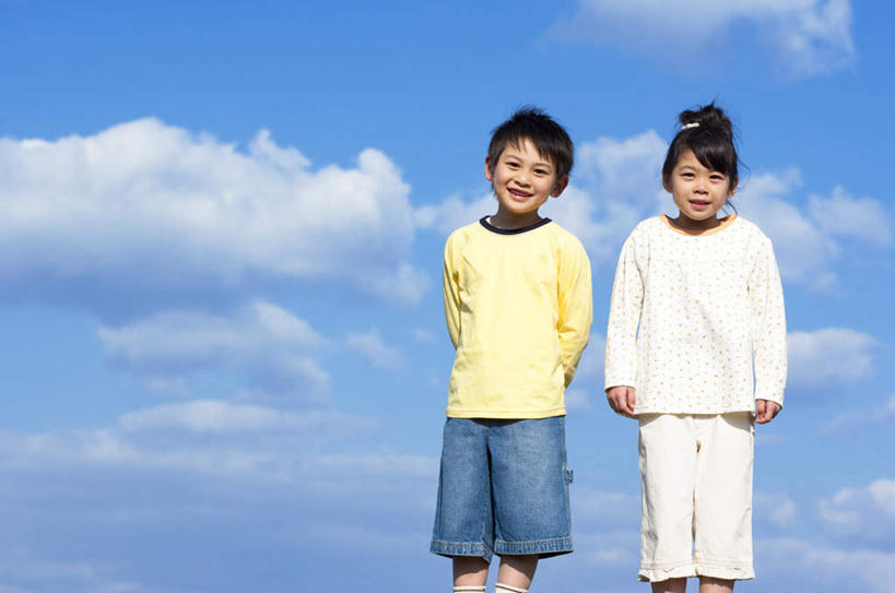 东方人,儿童,头发,两个人,伙伴,朋友,站,笑,摸,微笑,露齿笑,横图,室外,白天,正面,旅游,度假,友谊,纯洁,亚洲,抚摸,阴影,服装,光线,影子,云,云朵,云彩,注视,休闲装,黄种人,娱乐,小孩,衣服,黄色,蓝色,白色,黑色,白云,蓝天,天空,阳光,天,观察,看,站着,享受,休闲,休闲服,放松,可爱,童年,童趣,服饰,观看,察看,关注,童真,烂漫,无邪,天真,友情,男孩,男人,男性,女孩,女人,女性,亚洲人,触摸,接触,站立,半身,彩图,男生,女生