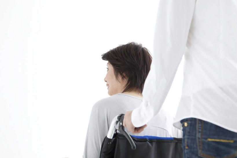 东方人,头发,两个人,伙伴,朋友,医生,坐,笑,摸,微笑,露齿笑,横图,室内,白天,白色背景,友谊,亚洲,撑,抚摸,服装,工具,扭头,注视,休闲装,黄种人,一个,背面,衣服,白色,黑色,轮椅,复健,观察,看,靠,靠着,倚靠,转头,医护人员,医疗人员,休闲,康复,休闲服,器械,摄影,服饰,影棚,单个,观看,察看,医疗设备,撑着,倚着,白大褂,关注,医疗器械,医疗工具,辅助设备,友情,男人,男性,年轻男性,年轻女性,女人,女性,亚洲人,大夫,触摸,接触,坐着,半身,彩图,影棚拍摄,拍摄