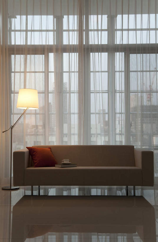 无人,家,客厅,栏杆,竖图,室内,白天,正面,植物,窗户,地板,家具,靠垫,落地窗,沙发,台灯,装修,建筑,照明,阴影,装饰,光线,方格,影子,房屋,墙,屋子,公寓,围栏,灯光,靠枕,地面,古典,建设,装潢,洋房,护栏,楼房,木地板,玻璃窗,墙壁,墙面,住宅,灯,树,树木,两个,红色,绿色,阳光,自然,灯具,垫子,室内装潢,枕头,中式,生长,成长,明亮,照亮,起居室,舒适,家居装潢,照明设备,房屋设计,布艺沙发,室内设计,宽敞,样板房装潢,设计,彩图,房子