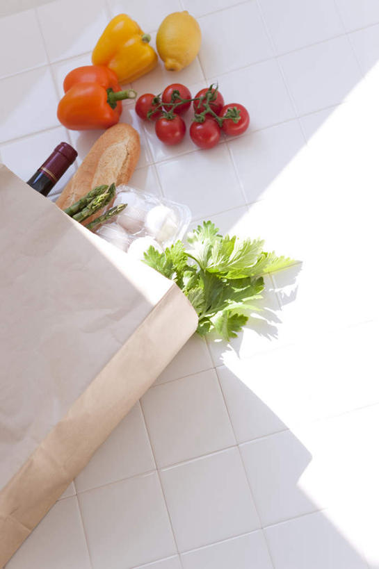 无人,竖图,俯视,室内,白天,桌面,辣椒,蔬菜,西红柿,阴影,朦胧,模糊,新鲜,光线,影子,生菜,莴苣,食品,案板,砧板,食物,红色,阳光,有机食品,绿色食品,彩椒,辣角,红海椒,大椒,辣虎,广椒,春菜,鹅仔菜,莴仔菜,千金菜,叶用莴苣,樱桃番茄,甜椒,柿子椒,圣女果,辣子,海椒,番茄,番椒,灯笼椒,彩图,高角度拍摄