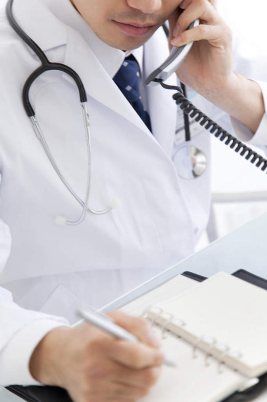 东方人,一个人,医生,坐,举,笑,摸,打电话,微笑,露齿笑,竖图,俯视,室内,白天,窗户,桌子,电话,手机,亚洲,仅一个男性,仅一个人,抚摸,握,写,阴影,光线,笔,影子,办公桌,办公用品,钢笔,记事本,拿,听,拿着,注视,黄种人,通讯设备,玻璃窗,文具,仅一个年轻男性,一个,阳光,本子,笔记本,听诊器,学习用品,观察,记录,看,靠,靠着,托,倚靠,医护人员,医疗人员,握着,单个,观看,文具用品,一支,察看,医疗设备,倚着,白大褂,关注,交流,男人,男性,年轻男性,亚洲人,大夫,触摸,沟通,接触,举起,举手,举着,通话,向上举,向上伸,向上托,坐着,半身,彩图,高角度拍摄