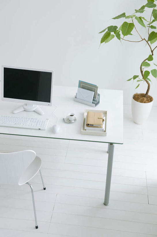 无人,竖图,俯视,室内,白天,计算器,电脑,笔记本电脑,植物,书房,桌子,杯子,餐具,椅子,阴影,光线,计算,科学,网络,瓷器,瓷砖,地砖,碟子,盘,盆栽,影子,办公桌,木椅,墙,办公用品,咖啡杯,盆景,陶瓷制品,地面,通讯设备,墙壁,墙面,一个,绿色,阳光,自然,盘子,碟,理财,财务,生长,单个,成长,无线,数学,瓷杯,通信设备,无线网络,无线上网,便携式电脑,手提电脑,彩图,高角度拍摄