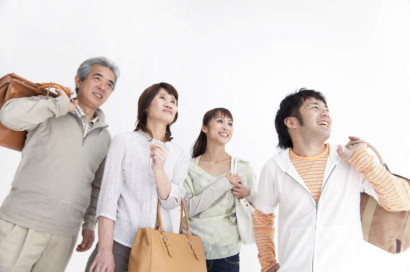 东方人,背,头发,两个人,四个人,家庭,夫妻,站,举,笑,摸,微笑,露齿笑,横图,室内,白天,白色背景,仰视,爱情,亚洲,一排,抚摸,握,服装,整齐,包,皮包,浪漫,拿,拎,拿着,注视,休闲装,黄种人,排列,三个,衣服,黄色,绿色,白色,黑色,背着,观察,看,托,站着,休闲,温暖,温馨,一家人,休闲服,恩爱,握着,恋人,摄影,服饰,影棚,观看,单肩包,和睦,察看,队列,关注,老年男性,老年女性,男人,男性,年轻男性,年轻女性,女人,女性,亚洲人,夫妇,情侣,触摸,接触,举起,举手,举着,向上举,向上伸,向上托,站立,半身,彩图,低角度拍摄,影棚拍摄,拍摄,伴侣,融洽,拎着