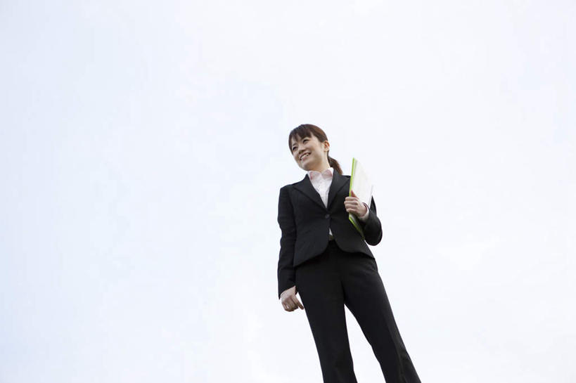 东方人,头发,一个人,商务人士,商务女性,站,捧,笑,摸,微笑,露齿笑,横图,室外,白天,仰视,衬衫,亚洲,仅一个年轻女性,仅一个女性,仅一个人,抚摸,握,阴影,套装,光线,材料,档案,文件,影子,云,云朵,拿,云彩,拿着,注视,黄种人,蓝色,黑色,白云,蓝天,天空,阳光,资料,天,观察,看,站着,握着,观看,察看,关注,文档,商务装,工薪阶层,年轻女性,女人,女性,亚洲人,白领,上班族,触摸,端,端着,接触,捧着,手捧,站立,半身,彩图,低角度拍摄,衬衣