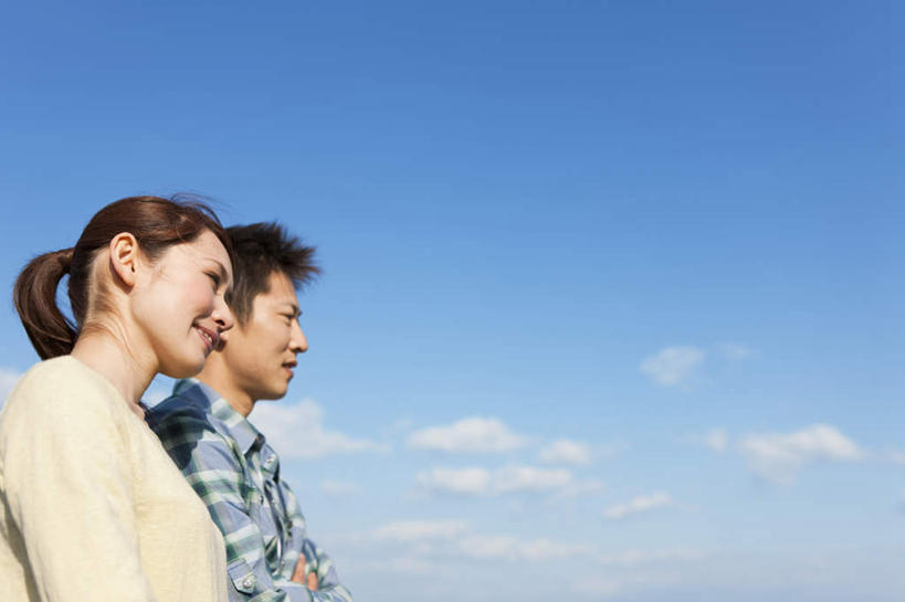 东方人,头发,两个人,家庭,夫妻,站,抱,横图,室外,白天,侧面,爱情,旅游,度假,亚洲,阴影,服装,光线,影子,云,云朵,浪漫,云彩,注视,休闲装,黄种人,娱乐,衣服,蓝色,白色,黑色,白云,蓝天,天空,阳光,天,观察,看,站着,享受,休闲,温暖,温馨,一家人,休闲服,恩爱,放松,恋人,服饰,抱着,观看,和睦,察看,搂着,关注,男人,男性,年轻男性,年轻女性,女人,女性,亚洲人,长发,夫妇,情侣,搂,搂抱,相抱,站立,半身,彩图,伴侣,融洽