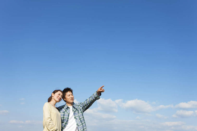 东方人,头发,两个人,家庭,夫妻,站,举,抱,笑,微笑,露齿笑,横图,室外,白天,正面,爱情,旅游,度假,亚洲,指,阴影,服装,光线,影子,云,云朵,浪漫,云彩,注视,休闲装,黄种人,方向,娱乐,衣服,蓝色,白色,黑色,白云,蓝天,天空,阳光,天,观察,看,手势,托,站着,享受,休闲,温暖,温馨,一家人,休闲服,恩爱,放松,恋人,服饰,抱着,观看,和睦,察看,搂着,指向,食指,关注,男人,男性,年轻男性,年轻女性,女人,女性,亚洲人,夫妇,情侣,举起,举手,举着,搂,搂抱,向上举,向上伸,向上托,站立,半身,彩图,伴侣,融洽