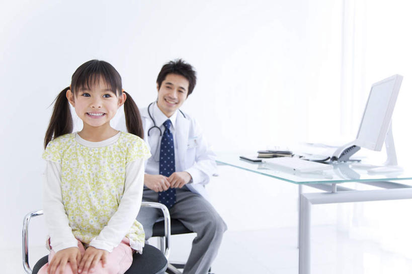 东方人,儿童,头发,两个人,医生,办公室,坐,笑,摸,打电话,微笑,露齿笑,横图,室内,白天,正面,衬衫,纯洁,电脑,笔记本电脑,桌子,电话,手机,亚洲,抚摸,服装,网络,材料,档案,文件,办公桌,注视,休闲装,黄种人,通讯设备,一个,小孩,衣服,黄色,黑色,听诊器,资料,观察,看,靠,靠着,倚靠,医护人员,医疗人员,休闲,休闲服,可爱,童年,童趣,服饰,单个,观看,察看,医疗设备,无线,倚着,白大褂,关注,文档,通信设备,无线网络,无线上网,便携式电脑,童真,烂漫,无邪,交流,天真,手提电脑,男人,男性,年轻男性,女孩,女人,女性,亚洲人,孩子,大夫,触摸,沟通,接触,通话,坐着,半身,彩图,衬衣,女生