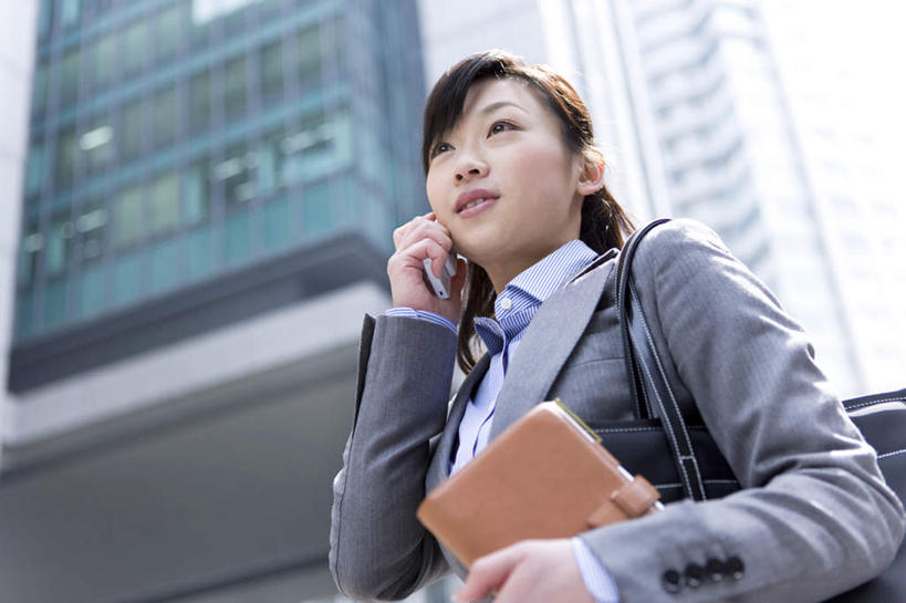 东方人,头发,一个人,商务人士,商务女性,高楼大厦,站,举,笑,摸,打电话,微笑,露齿笑,横图,室外,白天,仰视,旅游,度假,窗户,大厦,建筑,摩天大楼,电话,手机,亚洲,仅一个年轻女性,仅一个女性,仅一个人,一排,许多,抚摸,握,阴影,套装,整齐,光线,材料,档案,文件,影子,拿,拿着,注视,黄种人,娱乐,通讯设备,玻璃窗,排列,蓝色,黑色,蓝天,天空,阳光,资料,天,观察,看,托,站着,享受,休闲,放松,握着,观看,察看,队列,关注,文档,商务装,工薪阶层,交流,年轻女性,女人,女性,亚洲人,白领,上班族,触摸,沟通,接触,举起,举手,举着,通话,向上举,向上伸,向上托,站立,半身,彩图,低角度拍摄,大楼,高层建筑,高楼,摩天楼