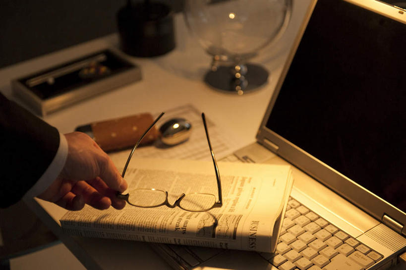 手,一个人,商务人士,商务男性,摸,横图,俯视,室内,白天,衬衫,电脑,笔记本电脑,台灯,桌子,照明,仅一个男性,仅一个人,一副,抚摸,握,套装,朦胧,模糊,网络,材料,档案,文件,眼镜,办公桌,灯光,拿,拿着,通讯设备,灯,仅一个年轻男性,资料,灯具,手部,握着,照亮,无线,照明设备,文档,通信设备,商务装,无线网络,近视眼镜,无线上网,便携式电脑,工薪阶层,手提电脑,男人,男性,年轻男性,白领,上班族,触摸,接触,半身,彩图,高角度拍摄,衬衣