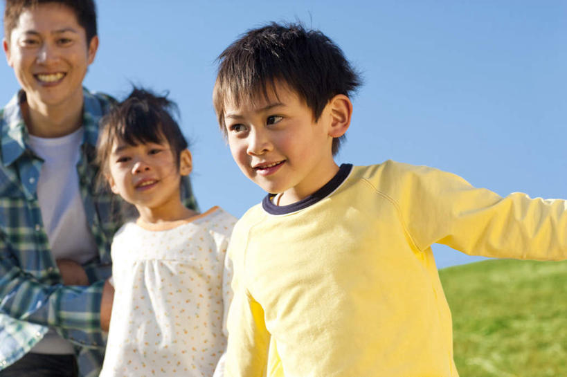 东方人,儿童,头发,三个人,家庭,父亲,女儿,儿子,站,笑,微笑,露齿笑,横图,室外,白天,正面,旅游,度假,纯洁,草地,草坪,植物,亚洲,一排,弯腰,阴影,服装,整齐,光线,影子,注视,休闲装,黄种人,娱乐,草,排列,小孩,衣服,黄色,蓝色,绿色,黑色,蓝天,天空,阳光,天,观察,看,站着,转头,享受,休闲,温暖,温馨,父女,父子,一家人,休闲服,放松,父爱,可爱,童年,童趣,服饰,晴朗,观看,和睦,察看,队列,关注,童真,烂漫,无邪,万里无云,弯身,天真,男孩,男人,男性,年轻男性,女孩,女人,女性,亚洲人,孩子,年轻人,晴空,晴空万里,站立,半身,彩图,融洽,男生,女生