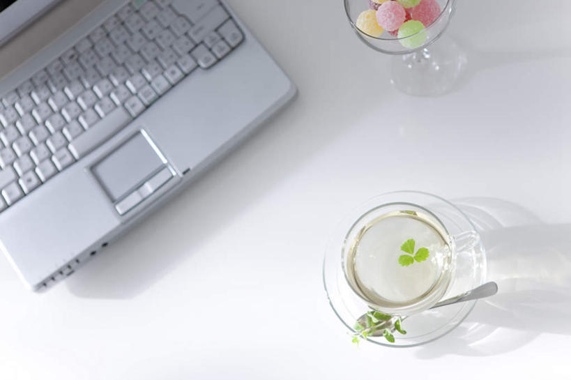 无人,横图,俯视,室内,特写,白天,电脑,笔记本电脑,水,桌面,餐具,叶子,一堆,许多,堆叠,堆积,网络,碟子,盘,液体,勺子,水滴,食品,糖,糖果,甜点,甜品,绿叶,薄荷叶,通讯设备,食物,盘子,调羹,碟,汤匙,碗,甜食,嫩叶,堆,一台,无线,通信设备,无线网络,无线上网,便携式电脑,硬糖,手提电脑,叶,叶片,彩图,高角度拍摄