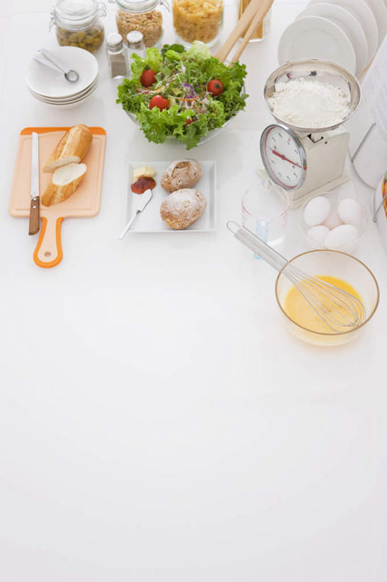 无人,竖图,俯视,室内,白天,仪器,桌面,蔬菜,西红柿,餐具,水果,许多,阴影,光线,碟子,盘,影子,生菜,莴苣,调料,蔬菜沙拉,沙拉,案板,调味品,调味料,色拉,沙律,砧板,阳光,盘子,碟,碗,有机食品,绿色食品,色拉酱,衡量,千岛酱,计量,台秤,衡器,春菜,鹅仔菜,莴仔菜,千金菜,叶用莴苣,秤,进餐用具,烹调用具,樱桃番茄,圣女果,番茄,彩图,高角度拍摄