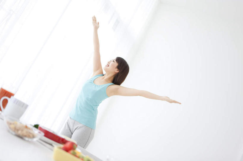 东方人,头发,一个人,客厅,站,举,伸展双臂,笑,微笑,露齿笑,横图,室内,白天,正面,窗户,落地窗,辣椒,蔬菜,西红柿,杯子,餐具,亚洲,仅一个年轻女性,仅一个女性,仅一个人,一堆,许多,阴影,堆叠,堆积,服装,新鲜,光线,碟子,盘,影子,墙,食品,扭头,注视,休闲装,黄种人,玻璃窗,墙壁,墙面,食物,衣服,黄色,蓝色,黑色,阳光,盘子,水杯,碟,碗,观察,看,托,站着,转头,休闲,休闲服,服饰,有机食品,绿色食品,观看,堆,察看,关注,彩椒,辣角,红海椒,大椒,辣虎,广椒,年轻女性,女人,女性,亚洲人,茶杯,樱桃番茄,甜椒,柿子椒,圣女果,辣子,海椒,番茄,番椒,灯笼椒,敞开双臂,举起,举手,举着,伸开双臂,向上举,向上伸,向上托,展开双肩,站立,张开手臂,张开双臂,半身,彩图