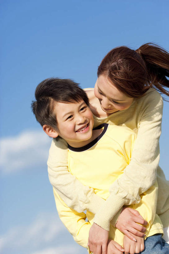 东方人,儿童,两个人,家庭,母亲,儿子,站,抱,笑,摸,微笑,露齿笑,竖图,室外,白天,正面,旅游,度假,纯洁,亚洲,抚摸,阴影,服装,光线,影子,云,云朵,云彩,注视,休闲装,黄种人,娱乐,小孩,衣服,黄色,蓝色,白云,蓝天,天空,阳光,天,低头,观察,看,站着,享受,休闲,温暖,温馨,母子,一家人,休闲服,放松,可爱,母爱,童年,童趣,服饰,抱着,观看,和睦,察看,搂着,关注,童真,烂漫,无邪,天真,男孩,年轻女性,女人,女性,亚洲人,孩子,年轻人,触摸,怀抱,接触,搂,搂抱,相抱,拥抱,站立,半身,彩图,融洽,男生
