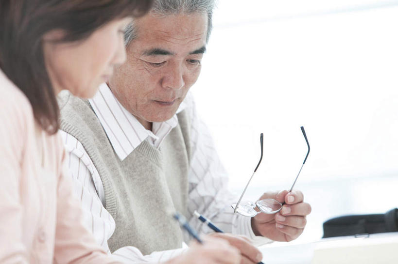 东方人,头发,两个人,家庭,夫妻,坐,笑,摸,微笑,露齿笑,横图,室内,白天,侧面,爱情,窗户,桌子,亚洲,一副,抚摸,握,写,阴影,服装,光线,笔,眼镜,影子,办公桌,办公用品,记事本,浪漫,拿,拿着,注视,休闲装,黄种人,玻璃窗,文具,衣服,粉色,白色,阳光,本子,笔记本,学习用品,观察,记录,看,靠,靠着,倚靠,休闲,温暖,温馨,一家人,休闲服,恩爱,握着,恋人,服饰,观看,文具用品,和睦,察看,倚着,关注,近视眼镜,老年男性,老年女性,男人,男性,女人,女性,亚洲人,夫妇,情侣,触摸,接触,坐着,半身,彩图,伴侣,融洽