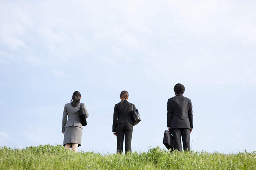 东方人,背,头发,三个人,同事,商务人士,商务男性,商务女性,站,摸,横图,室外,白天,衬衫,旅游,度假,成功,合作,团队,集体,信心,草地,草坪,植物,亚洲,一排,抚摸,阴影,套装,整齐,光线,包,公文包,影子,云,云朵,领带,云彩,拎,注视,黄种人,娱乐,队伍,草,排列,三个,背面,蓝色,绿色,黑色,白云,蓝天,天空,阳光,天,背着,观察,看,站着,享受,休闲,放松,公事包,观看,察看,领导,成就,队列,关注,商务装,合伙,领袖,工薪阶层,男人,男性,年轻男性,年轻女性,女人,女性,亚洲人,白领,上班族,触摸,接触,站立,彩图,全身,衬衣,拎着