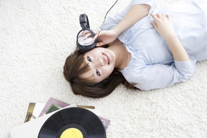 东方人,一个人,躺,笑,摸,微笑,露齿笑,横图,俯视,室内,白天,快乐,满意,幸福,数据,床,书籍,亚洲,仅一个年轻女性,仅一个女性,仅一个人,一堆,许多,抚摸,握,堆叠,堆积,服装,信息,光盘,床单,光碟,音响,音乐,拿,拿着,注视,休闲装,黄种人,娱乐,存储介质,被子,一个,衣服,蓝色,耳机,观察,看,享受,休闲,休闲服,放松,握着,服饰,单人床,单个,观看,堆,碟片,存储,察看,舒适,被单,享乐,关注,卧着,年轻女性,女人,女性,亚洲人,书,图书,触摸,接触,躺着,卧,半身,彩图,高角度拍摄