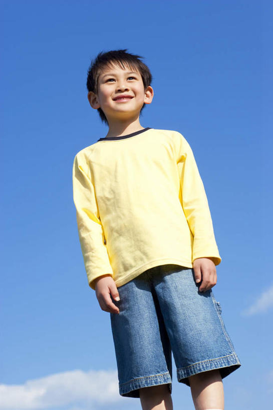 东方人,儿童,头发,一个人,站,笑,微笑,露齿笑,竖图,室外,白天,仰视,旅游,度假,纯洁,亚洲,仅一个男性,仅一个人,阴影,服装,光线,影子,云,云朵,云彩,注视,休闲装,黄种人,娱乐,小孩,衣服,黄色,蓝色,黑色,白云,蓝天,天空,阳光,天,观察,看,站着,仅一个小孩,享受,休闲,休闲服,放松,可爱,童年,童趣,服饰,观看,察看,关注,童真,烂漫,无邪,天真,男孩,男人,男性,亚洲人,孩子,站立,半身,彩图,低角度拍摄,男生