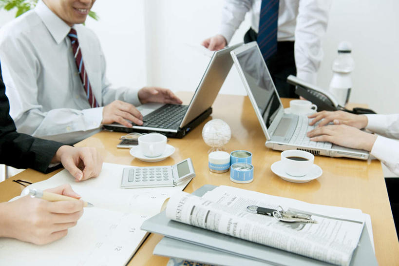 东方人,四个人,同事,商务人士,商务男性,商务女性,办公室,站,坐,笑,摸,说,微笑,露齿笑,横图,俯视,室内,白天,衬衫,讨论,成功,合作,团队,集体,信心,计算器,植物,桌子,杯子,餐具,亚洲,抚摸,敲打,套装,开会,会议,计算,科学,笔,材料,瓷器,档案,碟子,盘,盆栽,文件,办公桌,墙,办公用品,咖啡杯,领带,盆景,陶瓷制品,注视,黄种人,输入,队伍,墙壁,墙面,文具,绿色,白色,自然,盘子,瓶子,塑料制品,学习用品,资料,碟,打字,观察,看,站着,塑料瓶,理财,财务,生长,成长,观看,点击,敲击,文具用品,察看,领导,成就,关注,数学,文档,瓷杯,商务装,合伙,领袖,工薪阶层,交流,按键,男人,男性,年轻男性,年轻女性,女人,女性,亚洲人,白领,上班族,触摸,沟通,讲话,交谈,接触,商讨,说话,谈话,站立,坐着,半身,彩图,高角度拍摄,衬衣